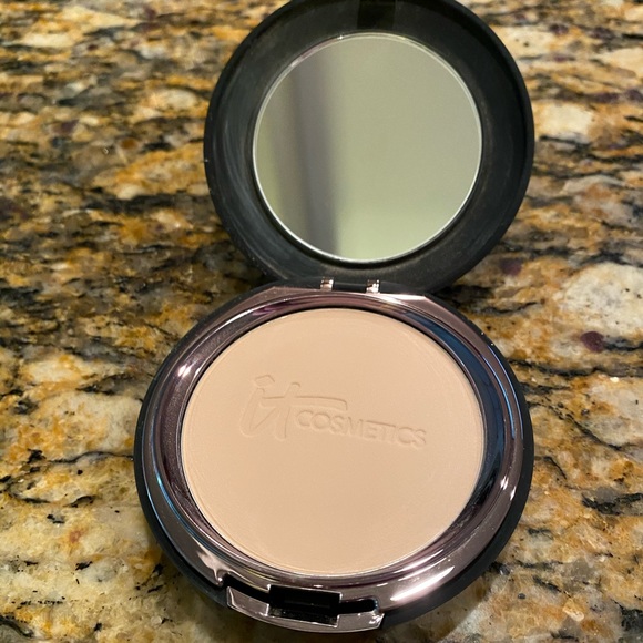 It Cosmetics Celebration Foundation (Fair) - Picture 8 of 9